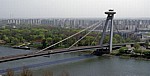 Blick vom Burgberg: Nový Most (Neue Brücke) über die Dunaj (Donau) - Bratislava