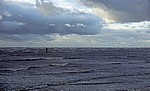 Kunstinstallation: Another Place (Antony Gormley) - Vogelschwarm über einer Figur - Crosby