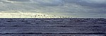 Vogelschwarm vor der Kunstinstallation: Another Place (Antony Gormley) - Crosby