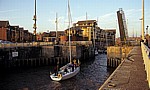 Schleuse zum Brunswick Dock: Segelboote - Liverpool