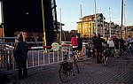 Schleuse zum Brunswick Dock: Fußgänger und Radfahrer warten vor dem geöffneten Schleusentor - Liverpool