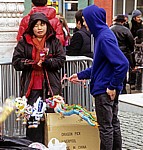 Chinatown (Nelson Street): Chinesisches Neujahrsfest - Mobiler Verkaufsstand für Löwen-Marionetten - Liverpool