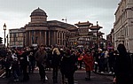 Chinatown: Chinesisches Neujahrsfest - Besucher in der Berry Street und vor dem Chinese Arch - Liverpool
