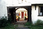 Blick durch einen Torbogen auf Red Lion Inn (Pub) - Finchingfield