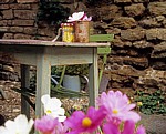 Castle Cottage: Tisch mit Blumenschmuck in alter Konservendose - Oakham