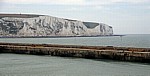 Fähre Dover - Dünkirchen: Blick von der Fähre über den Port of Dover (Hafen) auf die White Cliffs (Kreidefelsen) - Dover