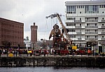 Salthouse Dock: Sea Odyssey - Giant Spectacular (Royal de Luxe): Giant Uncle (der Taucher) macht sich auf den Weg  - Liverpool