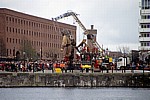 Salthouse Dock: Sea Odyssey - Giant Spectacular (Royal de Luxe): Giant Uncle (der Taucher) macht sich auf den Weg  - Liverpool