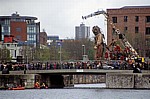 Salthouse Dock: Sea Odyssey - Giant Spectacular (Royal de Luxe): Giant Uncle (der Taucher) macht sich auf den Weg  - Liverpool