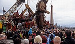 Strand Street: Sea Odyssey - Giant Spectacular (Royal de Luxe): Liliputaner bewegen Giant Uncle (der Taucher) - Liverpool