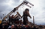 Strand Street: Sea Odyssey - Giant Spectacular (Royal de Luxe): Liliputaner bewegen Giant Uncle (der Taucher) - Liverpool