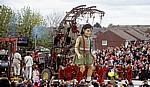 Everton Brow: Sea Odyssey - Giant Spectacular (Royal de Luxe): Little Giant Girl (das Riesenmädchen) steht auf  - Liverpool