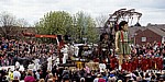 Everton Brow: Sea Odyssey - Giant Spectacular (Royal de Luxe): Little Giant Girl (das Riesenmädchen) und der Hund Xolo - Liverpool