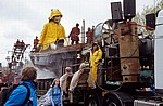 Islington: Sea Odyssey - Giant Spectacular (Royal de Luxe): Little Giant Girl (das Riesenmädchen) in ihrem Boot - Liverpool
