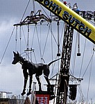 Salthouse Quay: Sea Odyssey - Giant Spectacular (Royal de Luxe): Hund Xolo hängt am Kran - Liverpool