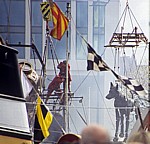 Salthouse Quay: Sea Odyssey - Giant Spectacular (Royal de Luxe): Hund Xolo bereit zum Einschiffen - Liverpool