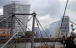 Canning Dock: Sea Odyssey - Giant Spectacular (Royal de Luxe): Zuschauer an der Strand Street  - Liverpool