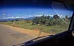 Minibusfahrt Salima - Monkey Bay: Fahrgast wartet an der Straße - Central Region