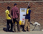 Tankstelle: Kunden an einer Zapfsäule - Karonga