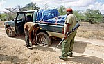 Reifenwechsel im Schutze eines bewaffneten Rangers - Selous Wildreservat