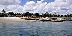 Fähre Kigamboni - Kivukoni: Boote im Hafen und am Strand  - Daressalam