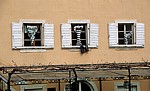 Stari Grad (Altstadt): Gestreifte Vorhänge in einer Fensterreihe - Budva