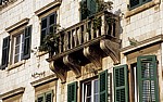 Stari Grad (Altstadt): Fassade mit Balkon - Kotor