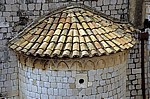 Stari Grad (Altstadt): Blick v. d. Stadtmauer - Dominikanski samostan i crkva u Dubrovniku (Dominikanerkloster): Dach - Dubrovnik