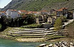 Stari Grad (Altstadt): Blick von der Stari most (Alte BrÃ¼cke) auf kriegsbeschÃ¤digte HÃ¤user - Mostar