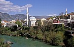 Stari Grad (Altstadt): Blick v. d. Stari most (Alte BrÃ¼cke) - Koski Mehmed-pasina dzamija (Koski-Mehmed-Pascha-Moschee) - Mostar