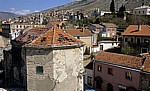 Stari Grad (Altstadt): Blick vom Kule Tara (Turm Tara) u. a. auf kriegsbeschÃ¤dige HÃ¤user - Mostar