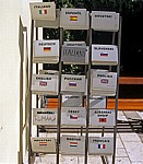 StÃ¤nder mit Schildern: Auswahl der vertretenden Sprachen - Medjugorje