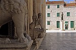 Stari Grad (Altstadt): Trg Republike Hrvatske (Platz der Republik) - Dalmatinac-Denkmal (Ivan Mestrovic)  - Sibenik