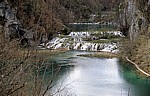 Donja jezera (Untere Seen): Wasserfälle zwischen Gavanovac (hinten) und Kaluderovac (vorne) - Nationalpark Plitvicer Seen