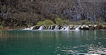 Donja jezera (Untere Seen): Novakovica brod mit den Wasserfällen zu dem dahinterliegenden Kaluderovac - Nationalpark Plitvicer Seen