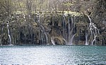 Gornja jezera (Obere Seen): Kozjak mit den Wasserfällen zu dem dahinterliegenden Buk - Nationalpark Plitvicer Seen
