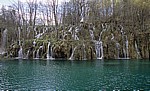 Gornja jezera (Obere Seen): Kozjak mit den Wasserfällen zu dem dahinterliegenden Buk - Nationalpark Plitvicer Seen