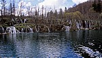 Gornja jezera (Obere Seen): Kozjak mit den Wasserfällen zu dem dahinterliegenden Buk - Nationalpark Plitvicer Seen
