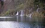 Gornja jezera (Obere Seen): Kozjak mit den Wasserfällen zu dem dahinterliegenden Buk - Nationalpark Plitvicer Seen