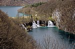Donja jezera (Untere Seen): Wasserfälle zwischen Milanovac (vorne rechts) und Kozjak - Nationalpark Plitvicer Seen