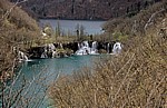Donja jezera (Untere Seen): Wasserfälle zwischen Milanovac (vorne) und Kozjak - Nationalpark Plitvicer Seen
