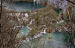 Donja jezera (Untere Seen): Wasserfälle zwischen Gavanovac (vorne) und Milanovac - Nationalpark Plitvicer Seen