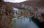Donja jezera (Untere Seen): Wasserfälle zwischen Gavanovac (vorne) und Milanovac - Nationalpark Plitvicer Seen